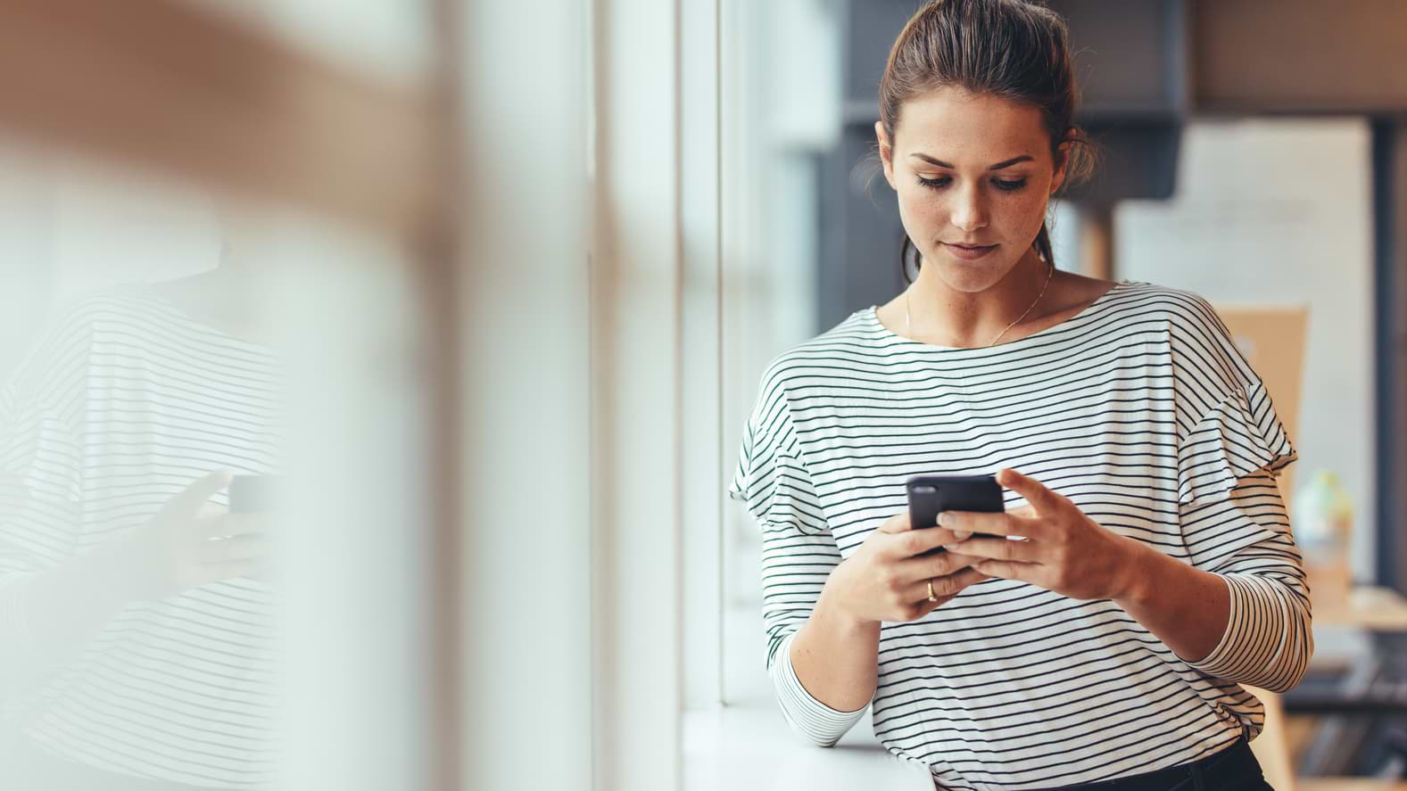 Studerande ansöker om blancolån på mobilen